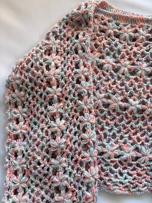 Pull crochet multicolore pastel ajouré, manches bouffantes