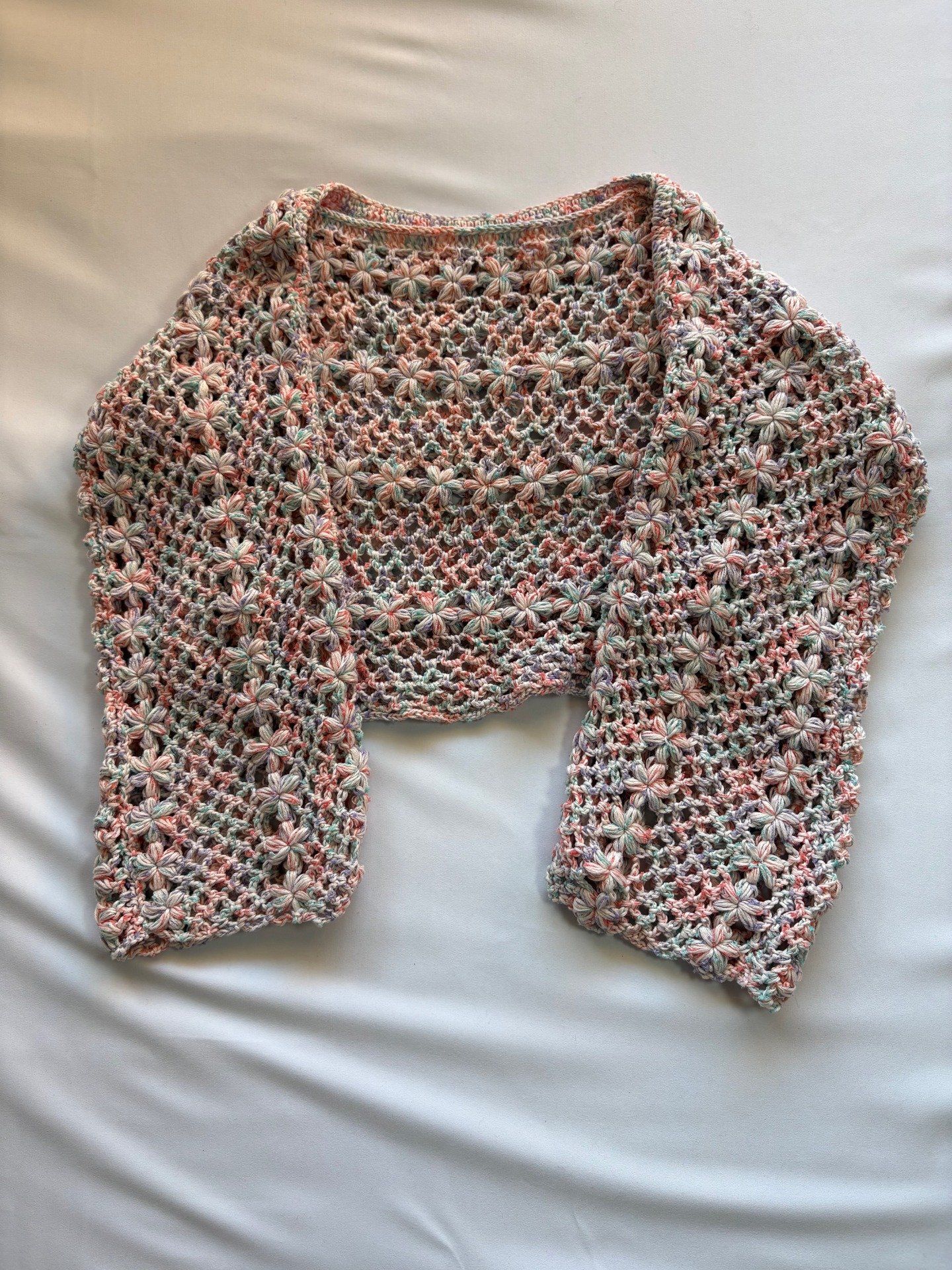 Pull crochet multicolore pastel ajouré, manches bouffantes