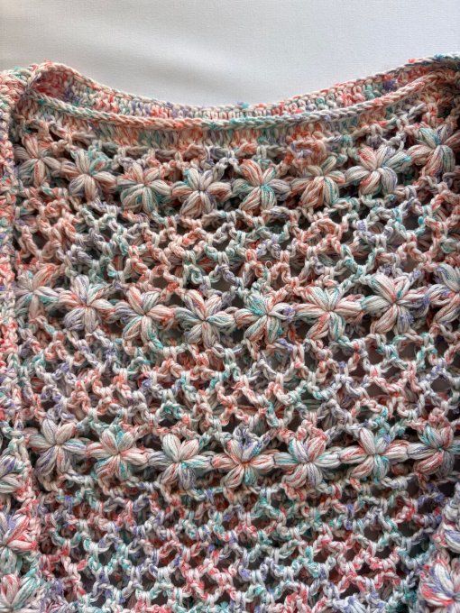 Pull crochet multicolore pastel ajouré, manches bouffantes