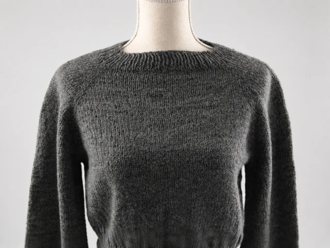 Pull femme court gris fait main – col rond et manches bouffantes