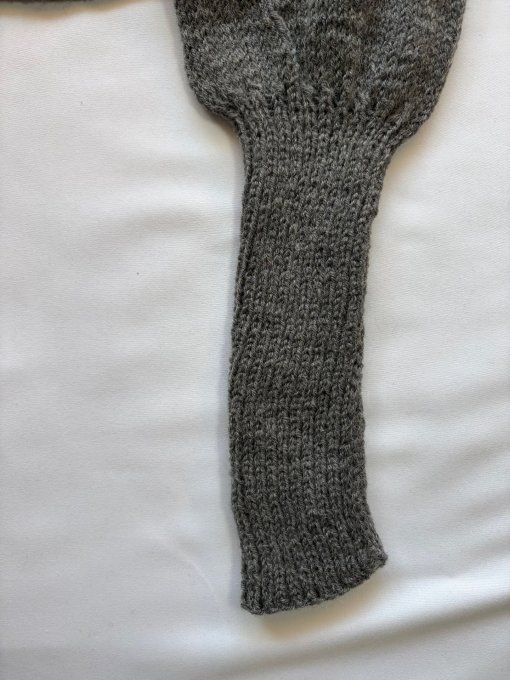 Pull maille grise fait main, col rond et manches bouffantes