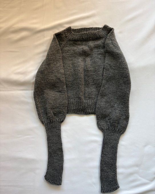 Pull maille grise fait main, col rond et manches bouffantes
