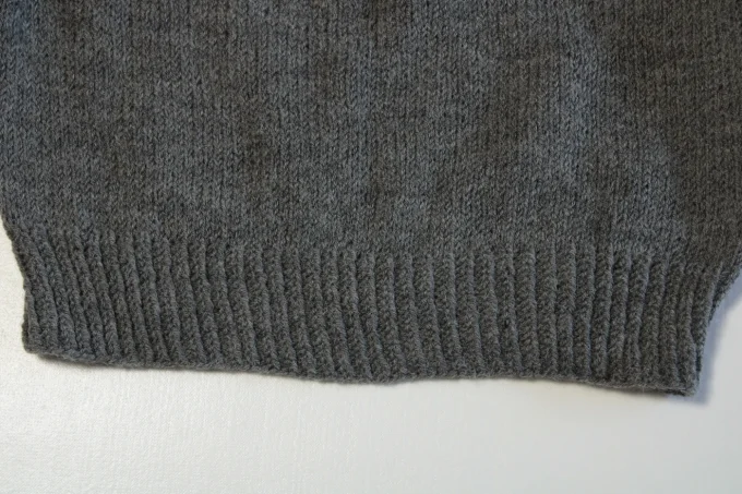 Pull femme court gris fait main – col rond et manches bouffantes
