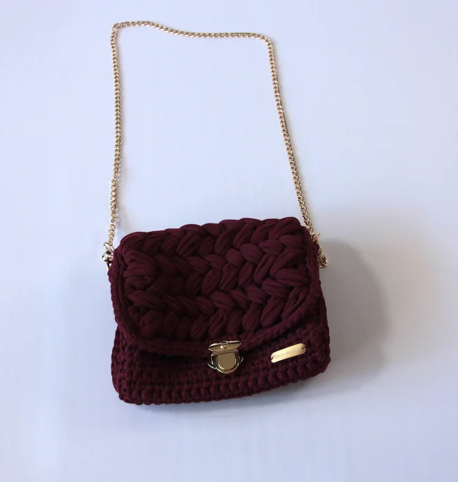 Sac bandoulière au crochet vin rouge fait main – chaîne dorée