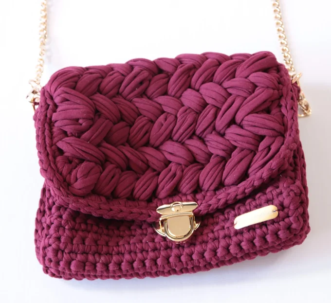 Sac bandoulière au crochet vin rouge fait main – chaîne dorée