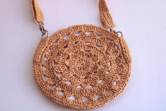 Sac rond femme en raphia au crochet camel