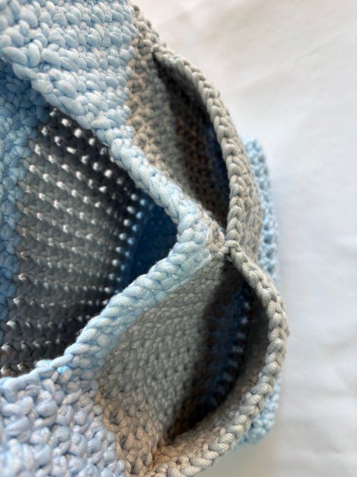 Sac cabas crocheté fait main bicolore bleu ciel & gris
