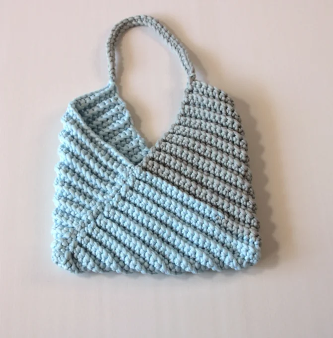 Sac porté épaule en crochet bleu pastel et gris fait main