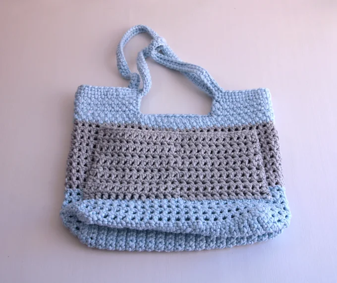 Sac cabas crocheté fait main bicolore bleu ciel & gris