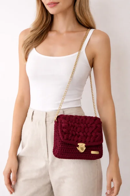 Sac a main bandouliere en crochet bordeaux avec chaine doree et fermoir metallique porte a l epaule 