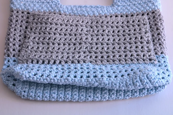 Sac cabas crocheté fait main bicolore bleu ciel & gris