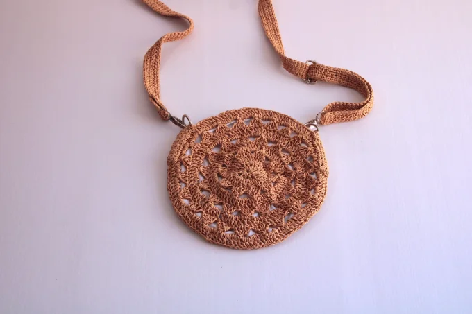 Sac rond femme en raphia au crochet camel