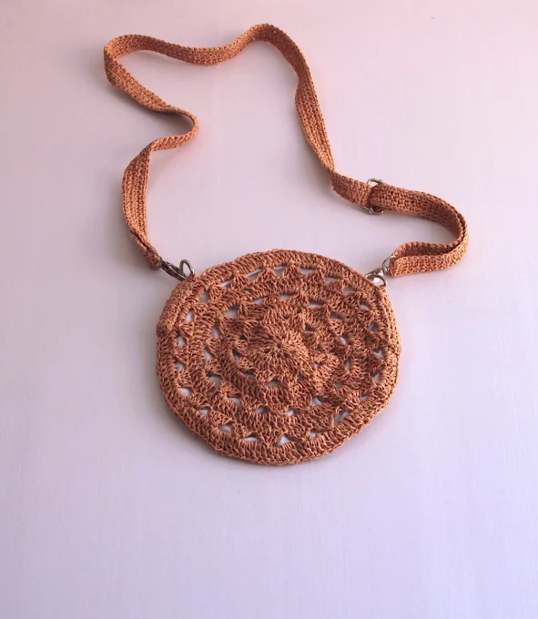 Sac rond femme en raphia au crochet camel