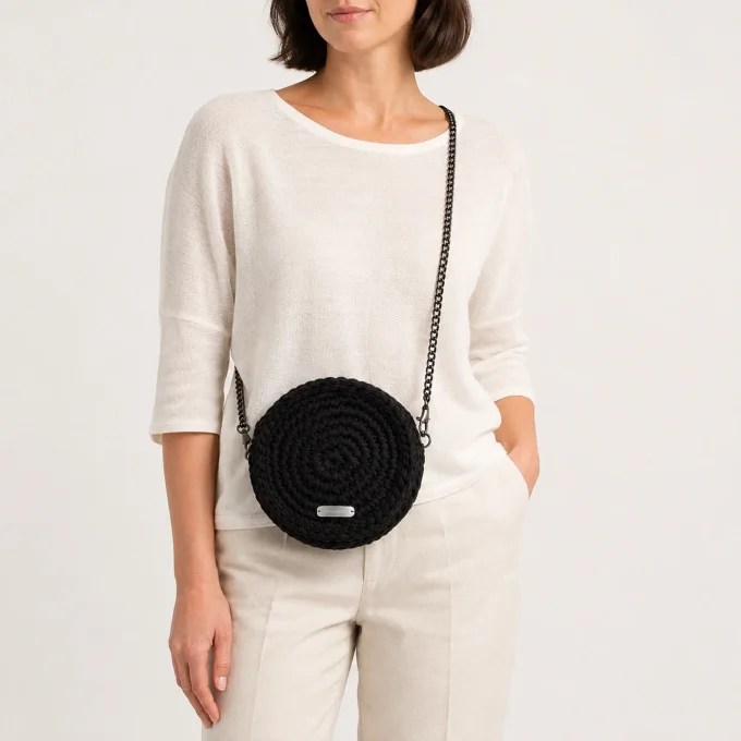 Sac bandoulière rond noir fait main au crochet vu de face avec sa chaîne noire.