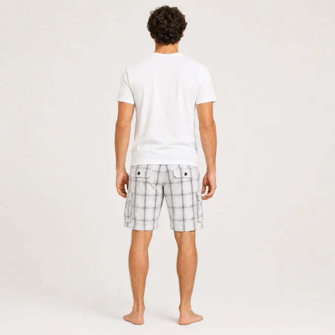 Mise en situation portée d’un short cargo homme blanc à carreaux Lee Dungarees taille W30