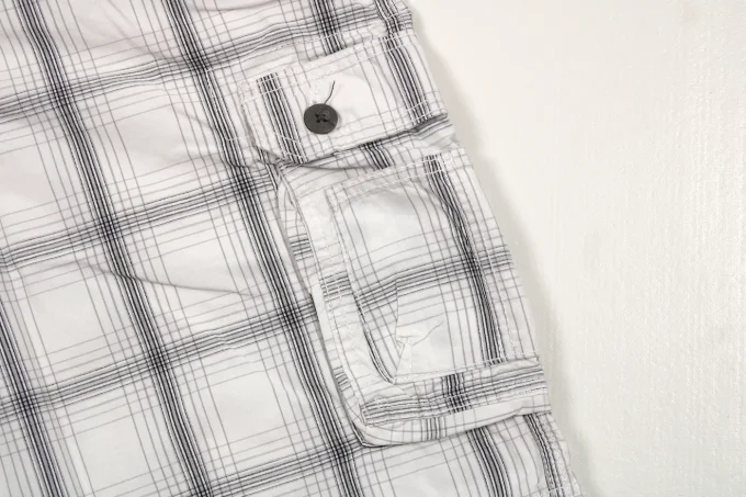 Détail poche cargo boutonnée du short Lee Dungarees blanc à carreaux