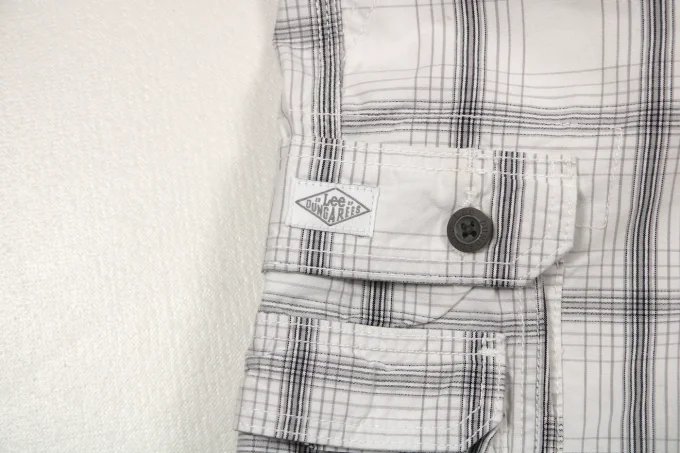 Détail poche cargo boutonnée du short Lee Dungarees blanc à carreaux