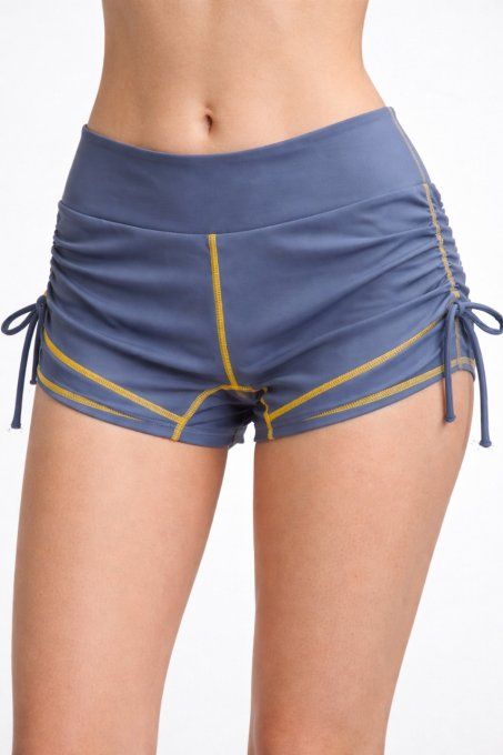 Short femme bleu Musesonly One taille XS porté vue de face