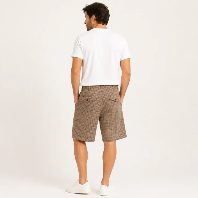 Mise en situation portée d’un short Levi’s Tab Twills à carreaux beige homme