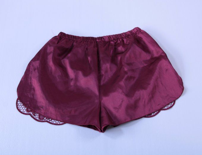 Short de nuit satiné bordeaux à dentelle C&City S
