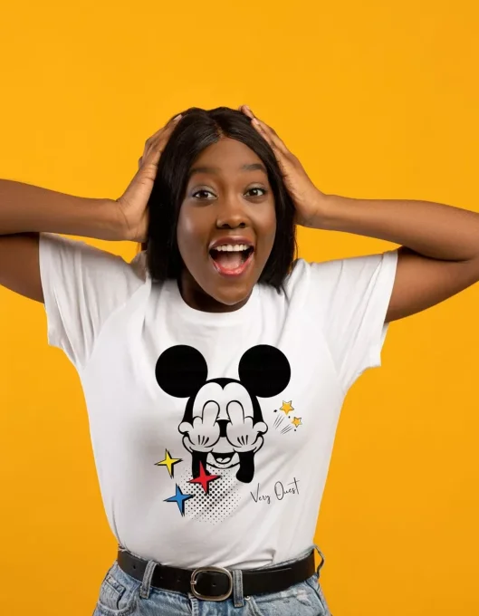 T-shirt blanc pour femme en coton avec imprime Mickey Mouse et etoiles porte sur fond jaune