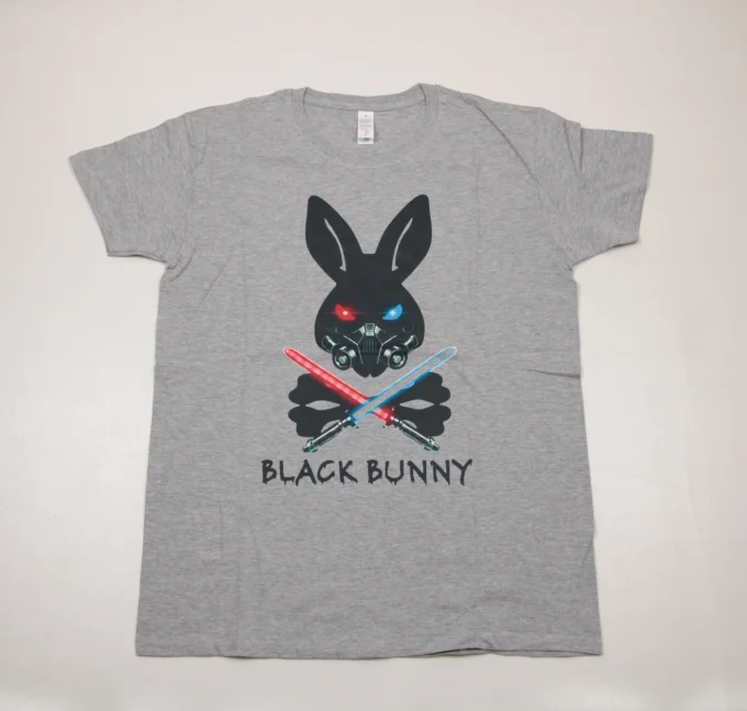 Détail du motif Black Bunny avec lapin noir et sabres lumineux sur t-shirt gris
