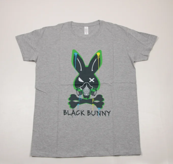 Détail du motif Black Bunny sur t-shirt gris chiné