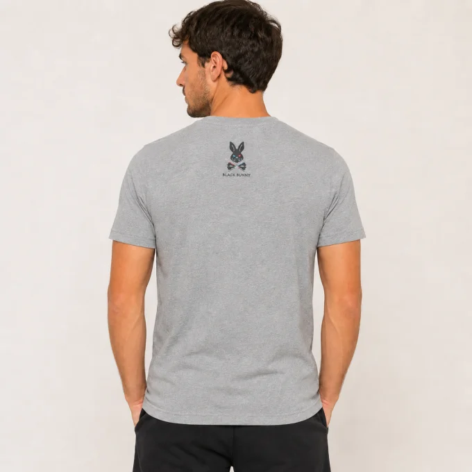 Mise en situation portée d’un t-shirt homme gris Black Bunny avec motif graphique