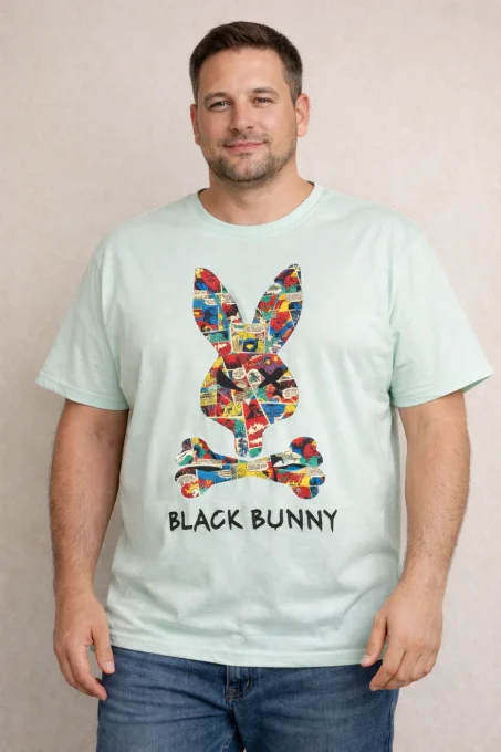 T-shirt homme vert menthe avec imprime lapin comics Black Bunny porte de face