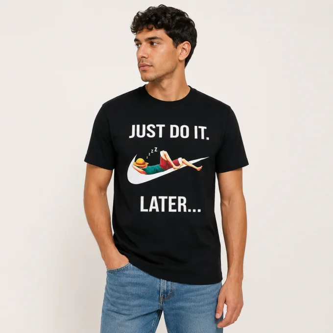T-shirt noir humoristique porté en mise en situation sur modèle homme