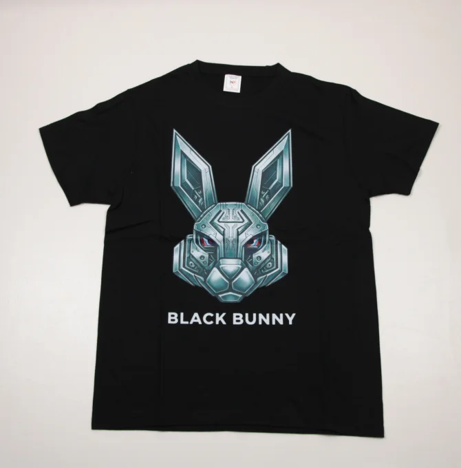 Détail de l’imprimé lapin robot Black Bunny sur t-shirt noir