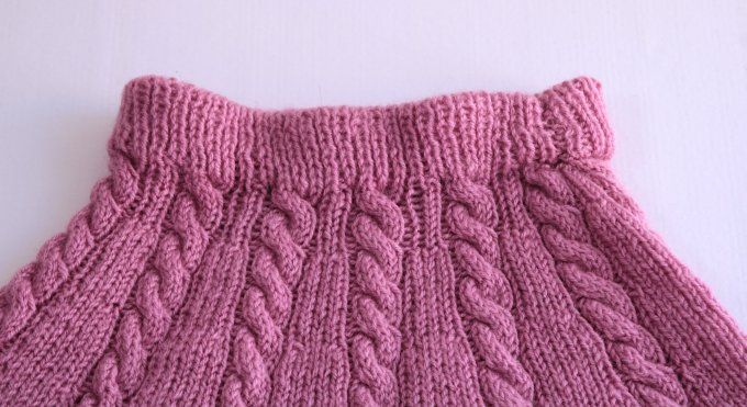 Ensemble jupe + pull torsadée rose poudré, maille raffinée
