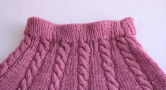 Ensemble jupe + pull torsadée rose poudré, maille raffinée