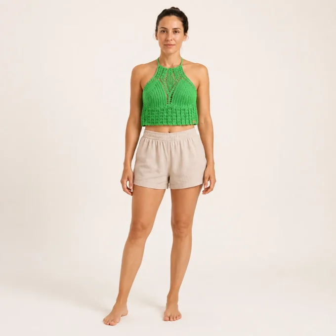 Détail de la maille crochet ajourée verte du top en coton
