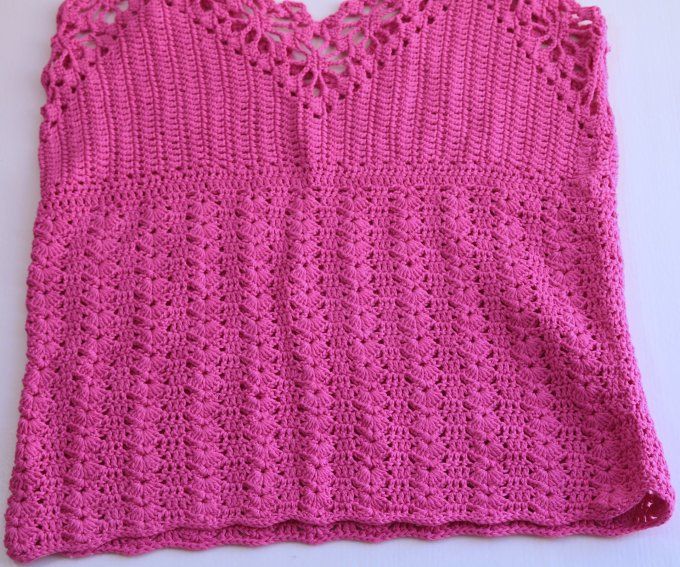 Débardeur crochet fait main rose fuchsia, motif ajouré