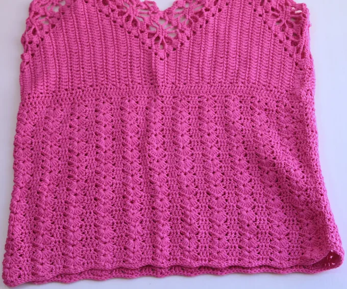 Débardeur crochet fait main rose fuchsia, motif ajouré