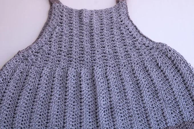 Top crocheté évasé gris perle, maille ajourée