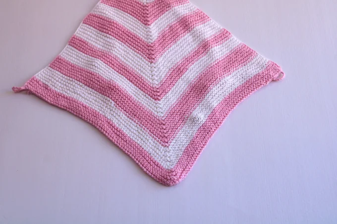 Top triangle tricoté rose & écru, motif chevrons