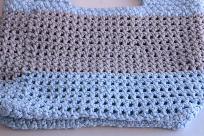 Sac cabas crocheté fait main bicolore bleu ciel & gris