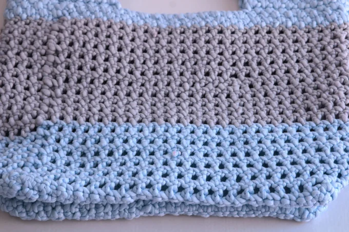 Sac cabas crocheté fait main bicolore bleu ciel & gris