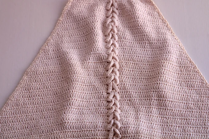 Top triangle tricoté écru, maille fine dos nu à nouer