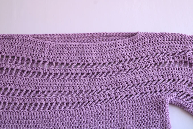Crop-top crochet lavande ajouré, manches amples
