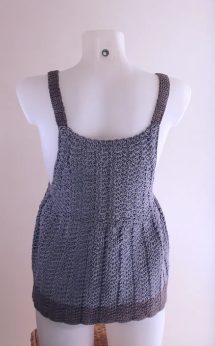 Top crocheté évasé gris perle, maille ajourée