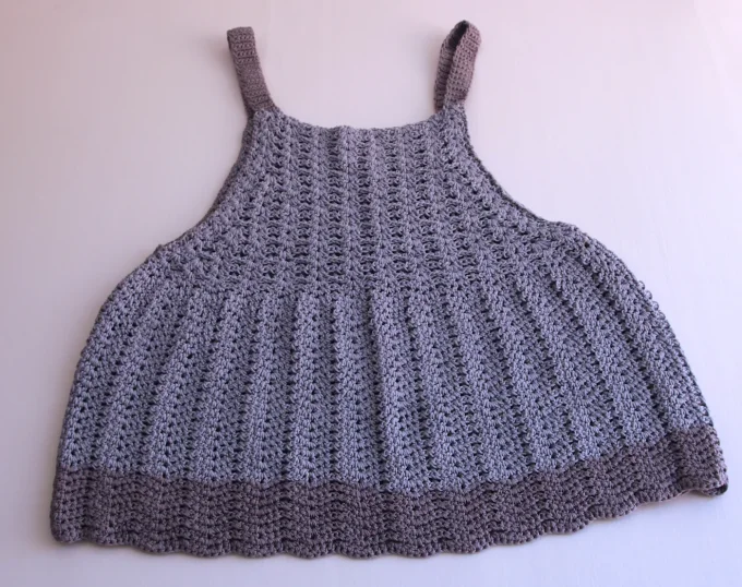Top crocheté évasé gris perle, maille ajourée