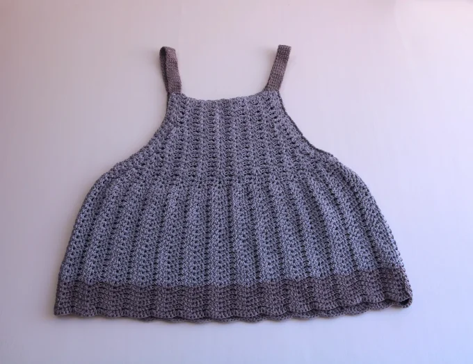 Top crocheté évasé gris perle, maille ajourée