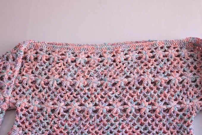 Pull crochet multicolore pastel ajouré, manches bouffantes