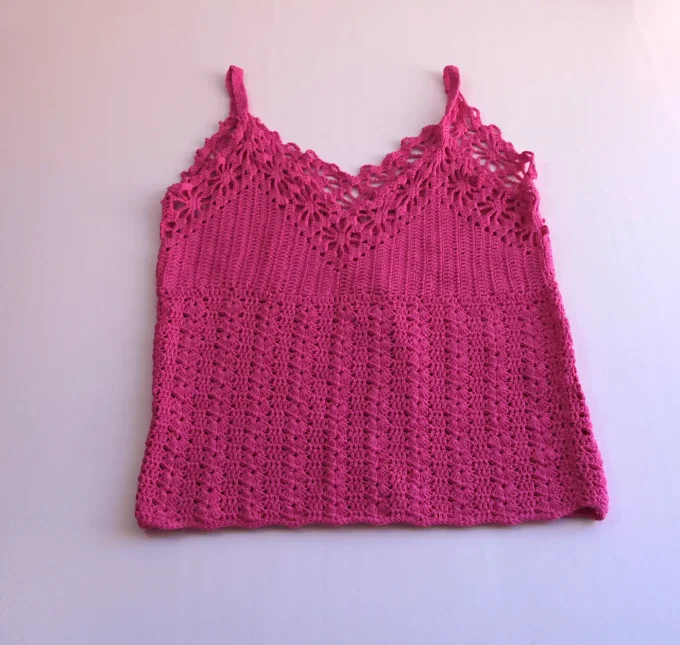 Débardeur crochet fait main rose fuchsia, motif ajouré