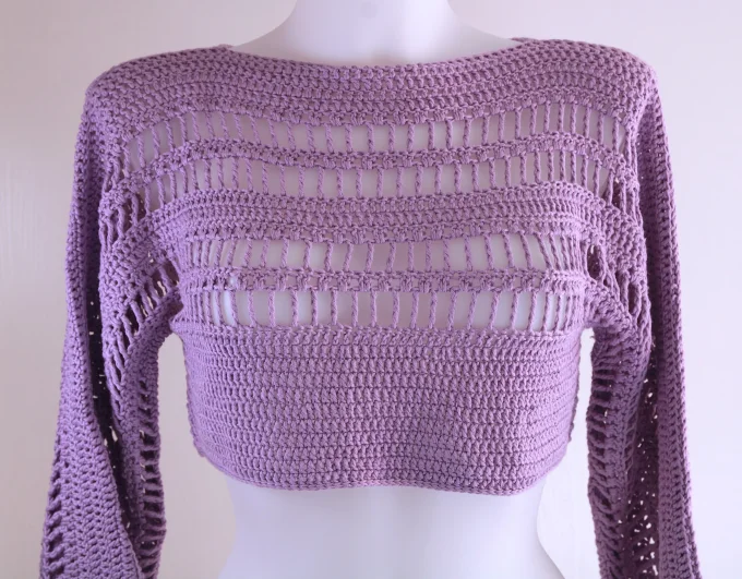 Crop-top crochet lavande ajouré, manches amples