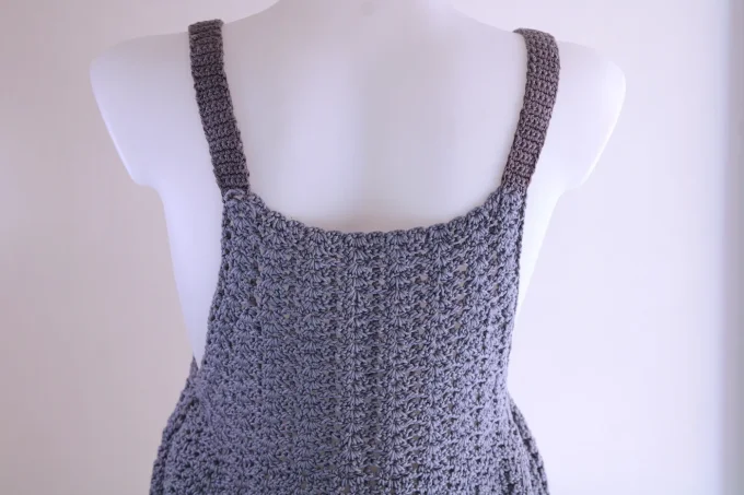 Top crocheté évasé gris perle, maille ajourée