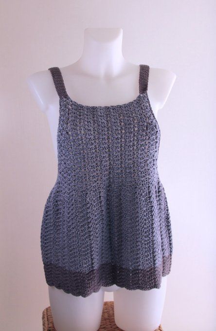 Top crocheté évasé gris perle, maille ajourée